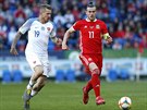Slovák Juraj Kucka a Gareth Bale z Walesu sprintují v kvalifikaním utkání o...