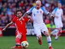 Joe Allen z Walesu (vlevo) a Miroslav Stoch ze Slovenska bojují o mí v...