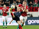 Adam Szalai z Maarska (v erveném) v kvalifikaci o Euro 2020 napadá Domagoje...