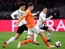 Leroy Sané z Nmecka (v bílém) se v kvalifikaci o Euro 2020 snaí zastavit...