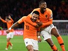 Nizozemtí fotbalisté Memphis Depay (vlevo) slaví svou trefu v kvalifikaním...