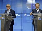 Pedseda Evropské rady Donald Tusk vpravo a pedseda Evropské komise...