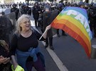 Aktivistka Genevieve Legayová demonstruje ped policií bhem protest v Nice....