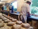 Hotové bochníky se znakou pekárny Simplon Dorf jsou pipravené k prodeji....