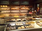 V obchod Simplon Dorf se vedle walliského chleba prodávají i jiné pekaské...