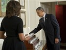 Americký prezident Barrack Obama a jeho manelka Michelle si pipomínají obti...