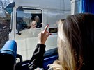Policist� kontrolovali �idi�e z autobusu.