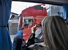 Policist� kontrolovali �idi�e z autobusu.