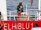Jeden z len maltského komanda na palub nákladní lodi El Hiblu 1. (28. bezna...