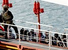 Jeden z len maltského komanda hlídá migranty na palub nákladní lodi El Hiblu...