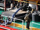 Jeden z len maltského komanda hlídá migranty na palub nákladní lodi El Hiblu...