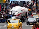LETADLO VE MST. Trup letounu americké spolenosti TWA stojí na newyorském...