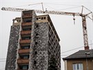 Demolice bývalé ubytovny u Sokolské třídy v Ostravě rychle pokračuje. (24....