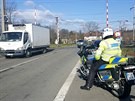 Policista na motocyklu hldkuje u elezninho pejezdu v Polance nad Odrou...