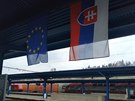 Na nádraí ve slovenské adci vlaje krom národní také unijní vlajka. (28....