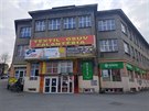 adca na severu Slovenska je plná obchod a záiv barevných reklamních tabulí....
