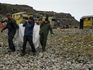 Vdci Masarykovy univerzity odnáí odpad na Nelsonov ostrov v Antarktid.