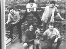 �lenov� rockov� skupiny Synkopy 61 p�zuj� v roce 1969 na st�e�e hotelu...