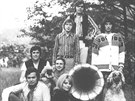 Mlad� �lenov� skupiny Synkopy 61 p�zuj� s Tiborem Lensk�m a Helenou Bleh�rovou.