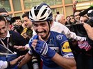 RADOST, PLÁ, VECHNO DOHROMADY. Julian Alaphilippe slaví triumf na Milán-San...