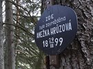 Dnes místo vrady Aneky Hrzové na okraji lesa Bezina pipomíná malá cedulka...