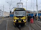Dopravn podnik pedstavil v Praze novou tramvaj, kter m upozornit na problm...