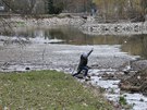 Kv�li revitalizaci je mal� rybn�k v Z�meck� zahrad� v Teplic�ch u� t�m�� p�l...