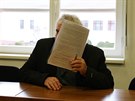 Obžalovaný lékař Ivan Špenik se celou dobu kryl za desky s papíry. (27. března...