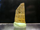 Medový krystal aragonitu (Hořenec u Bíliny 2013). Velikost vzorku 23 mm.