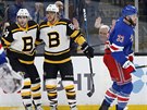 David Pastrák a Jake DeBrusk (vpravo) slaví gól Bostonu v utkání proti New...