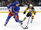 David Pastrák z Bostonu napadá, puk krotí John Gilmour z New York Rangers.