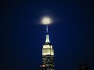 Pozorování úplku nad Empire State Building v New Yorku (20. bezna 2019)