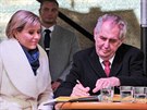 Prezident Milo Zeman s hejtmankou Janou Mrakovou Vildumetzovou pi návtv...