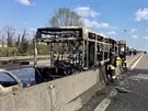 Hasiči u zbytků vyhořelého autobusu v italském San Donato Milanese. (20. března...