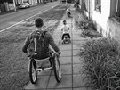 Fotky ze s�rie Never Saw Him Cry (Nikdy ho nevid�li bre�et) o handicapovan�m...