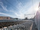 Sklopná protihluková clona má premiéru na elezniní trati mezi Prahou a...