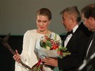 Olga Menzelová pebírá cenu Febiofestu pro manela Jiího Menzela.