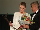 Olga Menzelová pebírá cenu Febiofestu pro manela Jiího Menzela