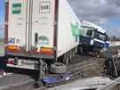 Dálnici D46 zablokoval u Olomouce havarovaný kamion, jeho idi zaal brzdit a...
