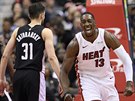 Bam Adebayo (13) z Miami slaví svou sme,  Tomá Satoranský (31) z Washingtonu...