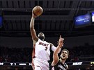 Dwyane Wade (3) z Miami se tlaí ke koi Washingtonu kolem Tomáe Satoranského.