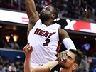 Dwyane Wade (nahoe) z Miami peválcoval Tomáe Satoranského z Washingtonu.