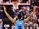 Jeremy Lamb z Charlotte slaví v Torontu vítznou stelu z vlastní poloviny.