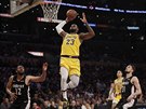 LeBron James (uprosted) z LA Lakers smeuje do koe Washingtonu, sledují ho...