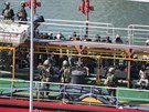 lenové maltského komanda hlídají migranty na palub nákladní lodi El Hiblu 1....