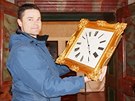 Kastelán Libor vec ukazuje zrestaurované lékárnické hodiny.