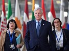 Hlavní evropský vyjednavač Michel Barnier (uprostřed) přijíždí na summit...