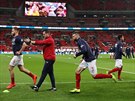 etí fotbalisté se rozcviují v londýnském Wembley ped kvalifikaním lágrem...