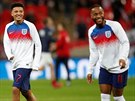 ÚSMVY. Mladík Jadon Sancho (vlevo) a jeho anglický spoluhrá Raheem Sterling...