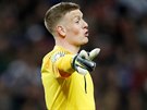 Anglický branká Jordan Pickford diriguje obranu v duelu proti eským...